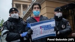 Полицейские задерживают участников одиночных пикетов в Москве, 29 мая 2020 года