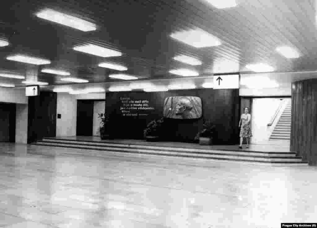 Мемориальная доска Владимиру Ленину на станции метро, которая называлась «Ленинова», когда было сделано фото 1978 года. Цитата из пропагандистского стиха рядом с доской: «Ленин сейчас как никогда живет и будет жить. Он – наше сознание, наша сила и наше оружие». Говорят, что эта доска до сих пор спрятана где-то среди паутины и кабелей за газетным киоском на станции, которая сейчас называется «Дейвицкая»  