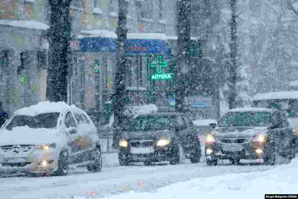  Автомобили во время снегопада на одной из улиц Симферополя в субботу, 13 февраля