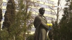 «Садок вишневий коло хати...» – в Ялті читали вірші біля монументу Шевченка (відео) «Садок вишневий коло хати...» – в Ялті читали вірші біля монументу Шевченка (відео)