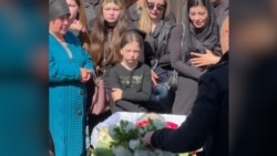 Doliu pentru o mamă din Ucraina care și-a apărat fiul cu propriul corp în timpul unui atac rusesc cu drone  Doliu pentru o mamă din Ucraina care și-a apărat fiul cu propriul corp în timpul unui atac rusesc cu drone