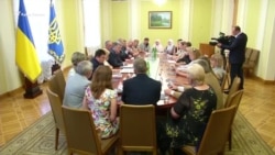 Порошенко встретился с родственниками украинских политзаключенных (видео) Порошенко встретился с родственниками украинских политзаключенных (видео)