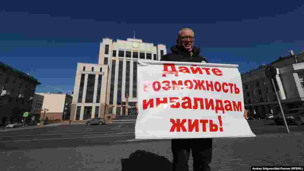 Уж теперь-то его из окон точно видно хорошо. Именно этот сквер, на краю которого стоит Юрий, очень любит снимать по утрам из окна президент Татарстана Рустам Минниханов. Эти снимки с пожеланием татарстанцам доброго утра он выкладывает на своей странице в Инстаграме. 