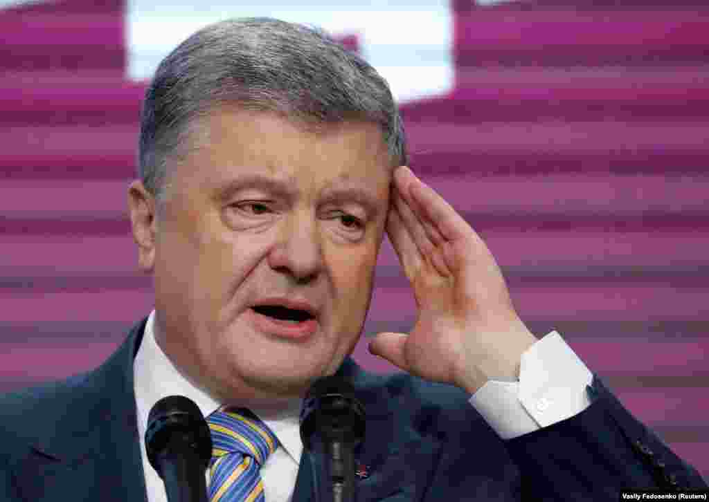 Президент України і кандидат у президенти Петро Порошенко виступає з промовою після оголошення перших результатів екзит-полу в своєму штабі в Києві  