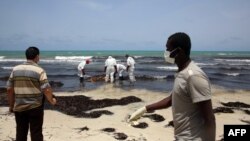 Сотрудники ливийского Красного Полумесяца нашли на морском берегу тело погибшего беженца, 2 июня 2016
