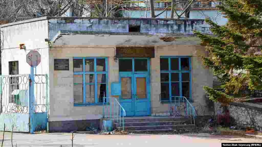 Далее по балке, недалеко от простаивающего завода напитков – давно заброшенный севастопольский комбинат хлебопродуктов (КХП). Двери проходной заколочены, но охрана на территории присутствует