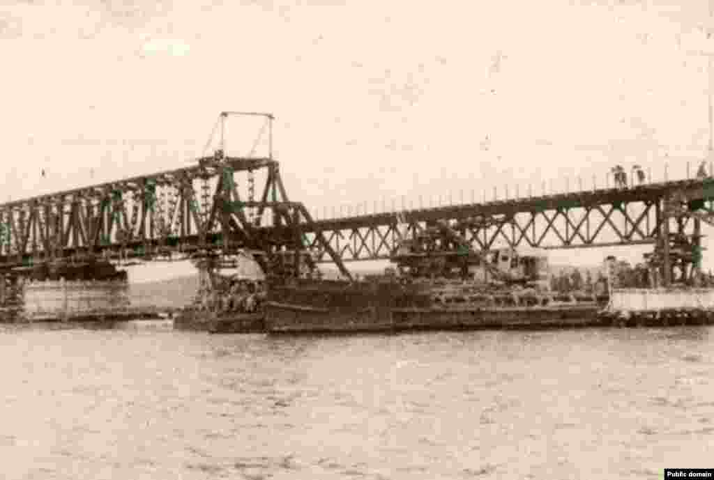Однако построенный в авральном порядке к ноябрю1944 года – к 27-й годовщине Октября – мост оказался недолговечным. В феврале 1945 года по нему еще успела проехать советская делегация на Ялтинскую конференцию, но потом началась резкая оттепель, ледостав на Азовском море тронулся, и мощные льды снесли непрочный мост.  
