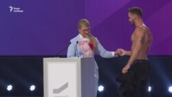 Мужчина с голым торсом перед Тимошенко: пиар или провокация? (видео) Мужчина с голым торсом перед Тимошенко: пиар или провокация? (видео)