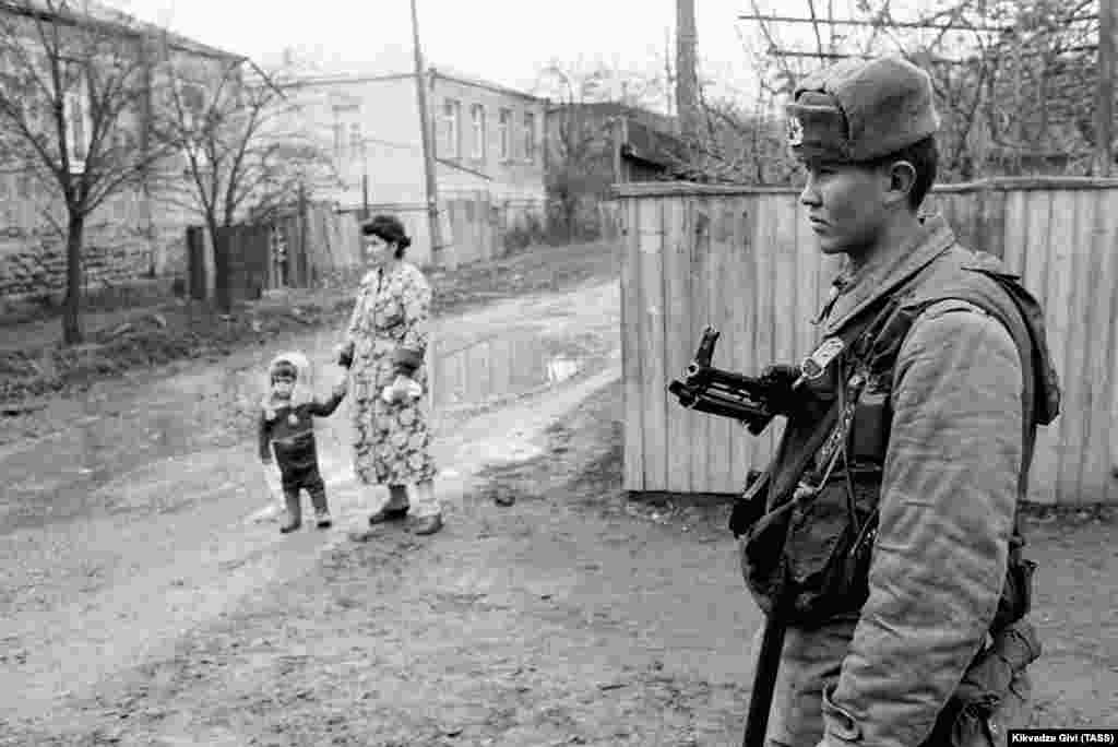 Советский солдат стоит на страже в Цхинвали в декабре 1990 года. Москва направила в Южную Осетию контингент войск МВД СССР, чтобы «предотвратить столкновения и кровопролитие», но Тбилиси выразил протест против этого «вмешательства» Кремля и отправил туда своих бойцов  