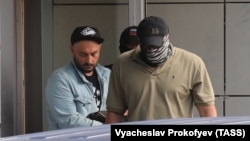 Кирилл Серебренников у выхода из здания Следственного комитета после предъявления ему обвинения