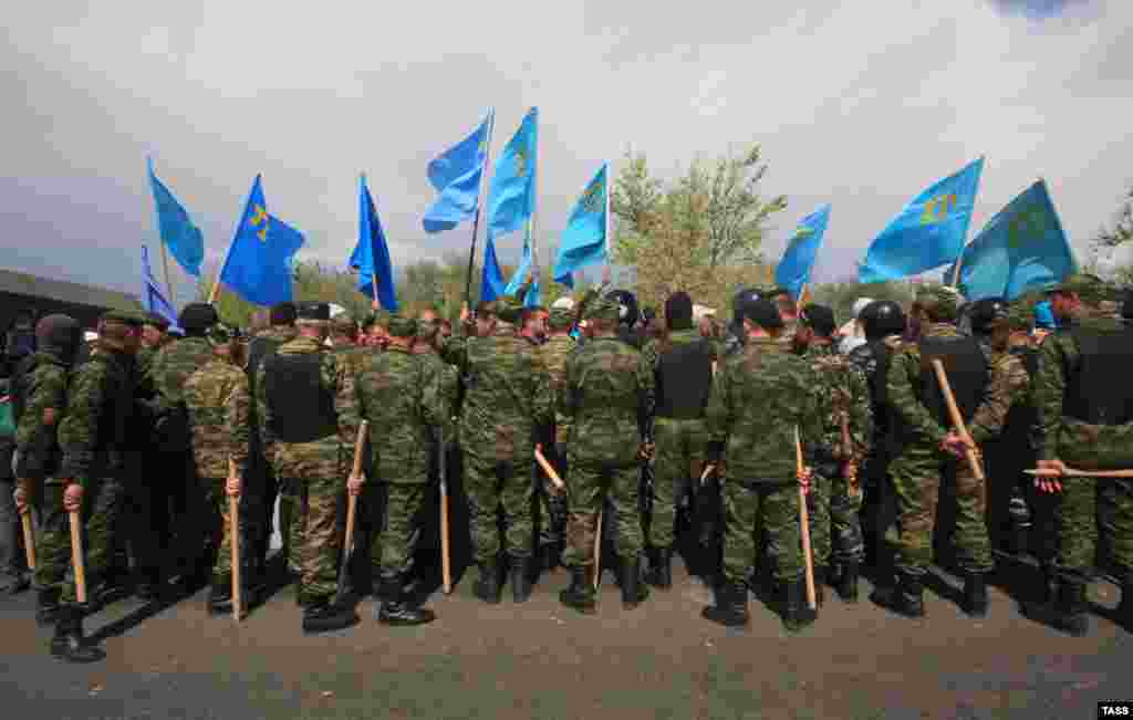 Однако там активистов уже ожидали российские силовики. «Стояли танки и БТРы, проход был перекрыт, но для выхода оставили небольшой участок. Каждого возвращающегося в Крым снимали на камеры», – вспоминает участник тех событий Мустафа Османов