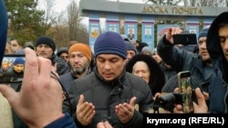 «Народный защитник»: Курбединова у ИВС встречали тортом и шариками (фотрепортаж)