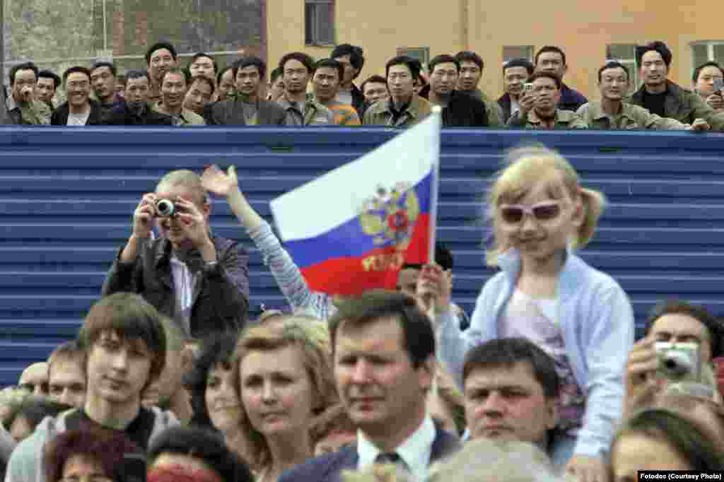 Санкт-Петербург, Невский проспекталда Бергьенлъиялъул Къо кlодо гьабулезухъ балагьарал мигрантал, 2009 (Александр Петросянил сурат)  