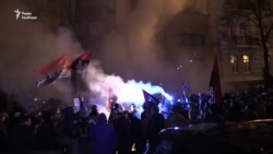 На Марше добровольцев в Киеве бросали камни и петарды (видео) На Марше добровольцев в Киеве бросали камни и петарды (видео)