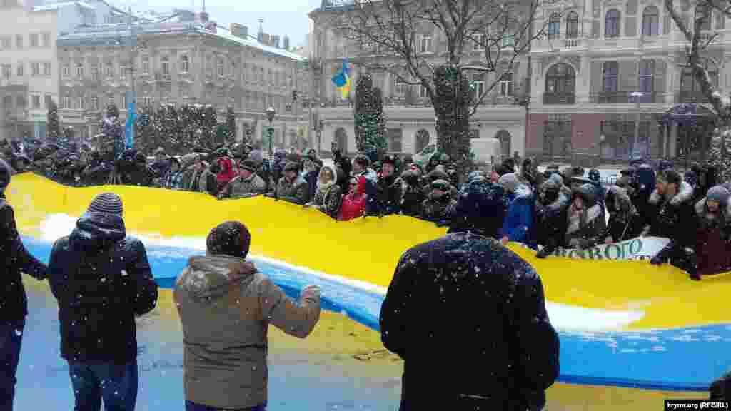 Во Львове около сотни переселенцев из Крыма и львовян собрались возле памятника Тарасу Шевченко на общественное вече «Нет «выборам» в Крыму!»