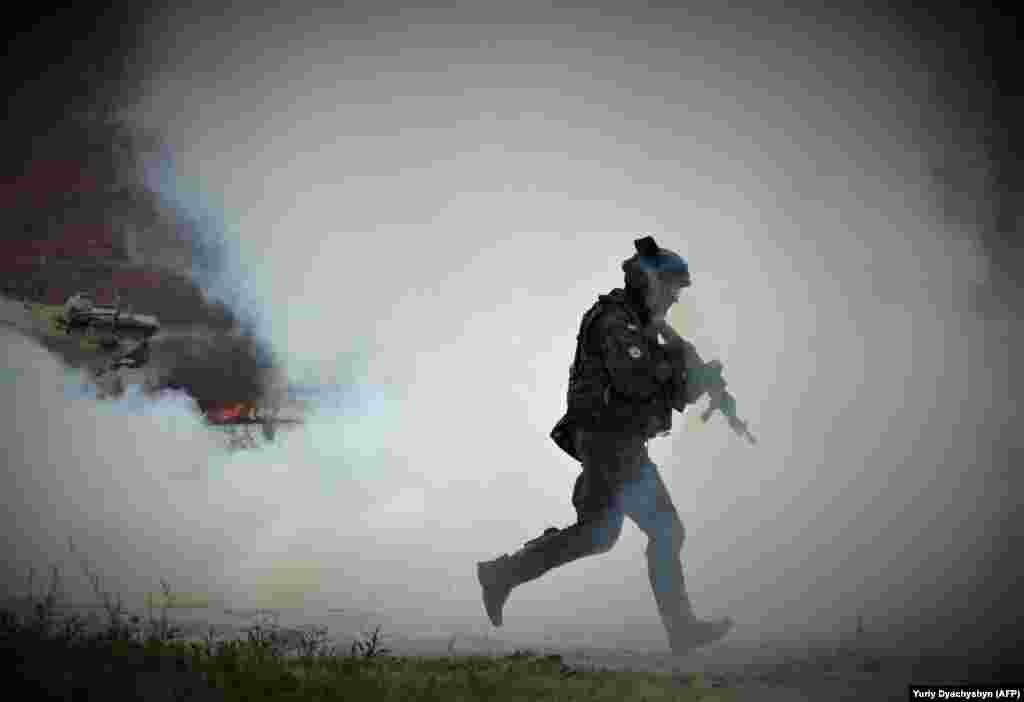 Польский военнослужащий принимает участие в учениях «Три меча-2021» под Яворовым во Львовской области Украины. В учениях принимают участие Украина, а также США, Польша и Литва
