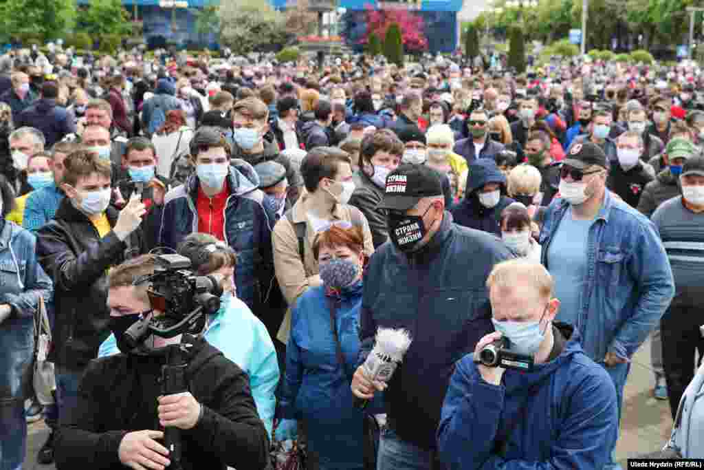 Митингующие собрались после того, как правозащитная организация Human Rights Watch предупредила, что власть Беларуси активизировала свои репрессии против независимых активистов и журналистов «новой волной произвола арестов» перед выборами