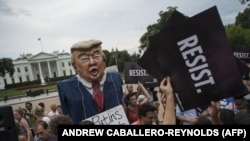 Противники Дональда Трампа требуют его отставки у Белого дома в Вашингтоне
