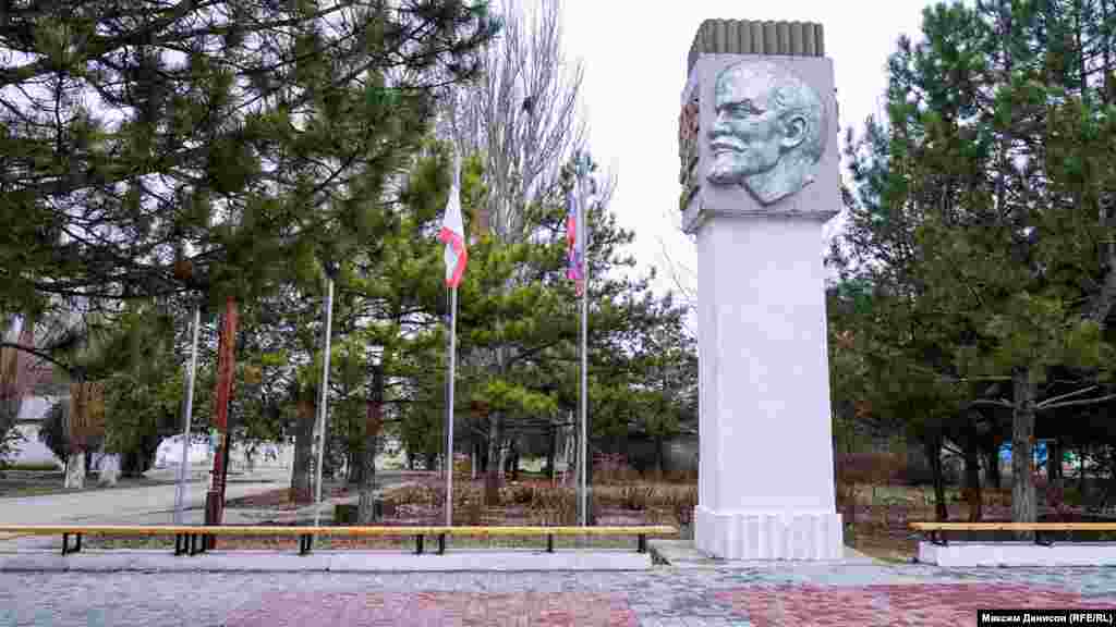 Но в трех разных местах: в том же Урожайном и в соседнем селе Чайкино. Причем в Чайкино – в ФАПе (фельдшерко-акушерском пункте), а в Урожайном – в двух переоборудованных помещениях, в частности, в здании сельсовета, где ведет прием главврач (по совместительству стоматолог)