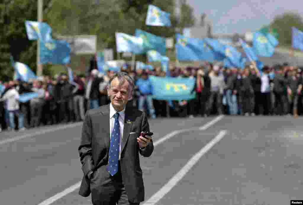 13 квітня 2020 року стало відомо, що Управління Слідкому Росії в Криму заочно висунуло звинувачення лідеру кримськотатарського народу Мустафі Джемілєву за трьома статтями російського КК: «незаконний перетин держкордону Росії іноземним громадянином», «недбале зберігання вогнепальної зброї» і «незаконне зберігання боєприпасів». Лідер кримськотатарського народу має намір домагатися розширення західних санкцій проти тих, хто переслідує його в Росії та Криму