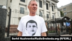 Умер Ибрагимов, отец пропавшего Эрвина Ибрагимова на акции в поддержку сына у здания посольства России в Киеве. 24 июля 2018 года