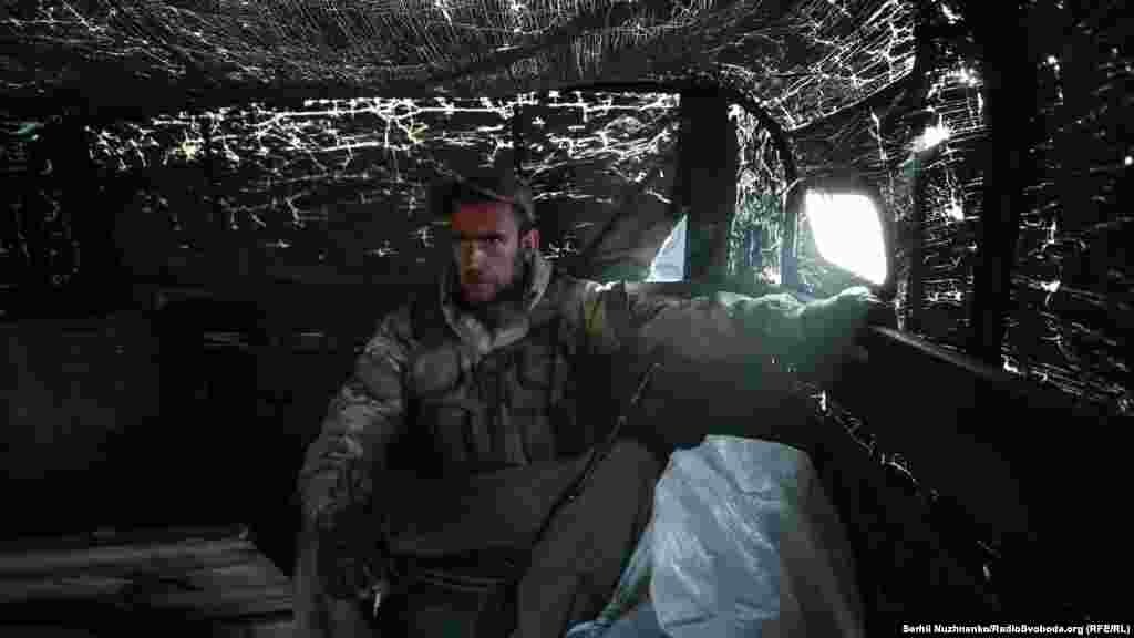 Журналисты Радіо Свобода получили возможность попасть на одну из самых опасных позиций в зоне проведения операции Объединенных сил. Очевидно, что в эти края общественный транспорт не ходит. Добираться пришлось армейским грузовиком, более известным как «шишига»