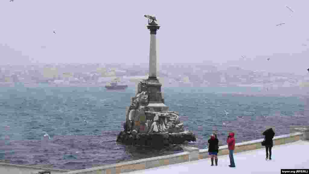 Море в Севастопольской бухте «парит» на морозе