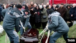 Похороны на одном из московских кладбищ, архивное фото
