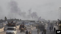 Cetățenii palestinieni fug din orașul Rafah din sudul Fâșiei Gaza, lovit tot mai intens de armata israeliană.