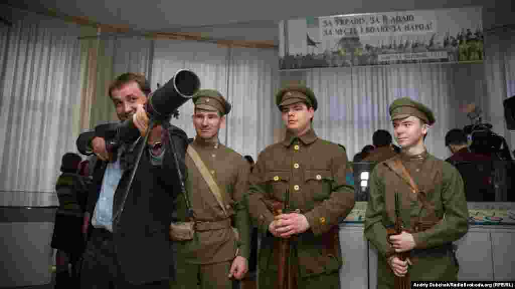 Голова Українського інституту національної пам'яті Володимир В'ятрович пробує на вагу кулемет Льюїса (вага із боєкомплектом близько 20 кілограмів). Під час Першої світової він був одним із найбільш «високотехнологічних» видів зброї 