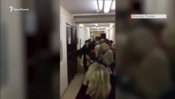 Суд продлил арест еще четверым украинским военным. После заседания их провожали криками «Слава Україні!» (видео) Суд продлил арест еще четверым украинским военным. После заседания их провожали криками «Слава Україні!» (видео)