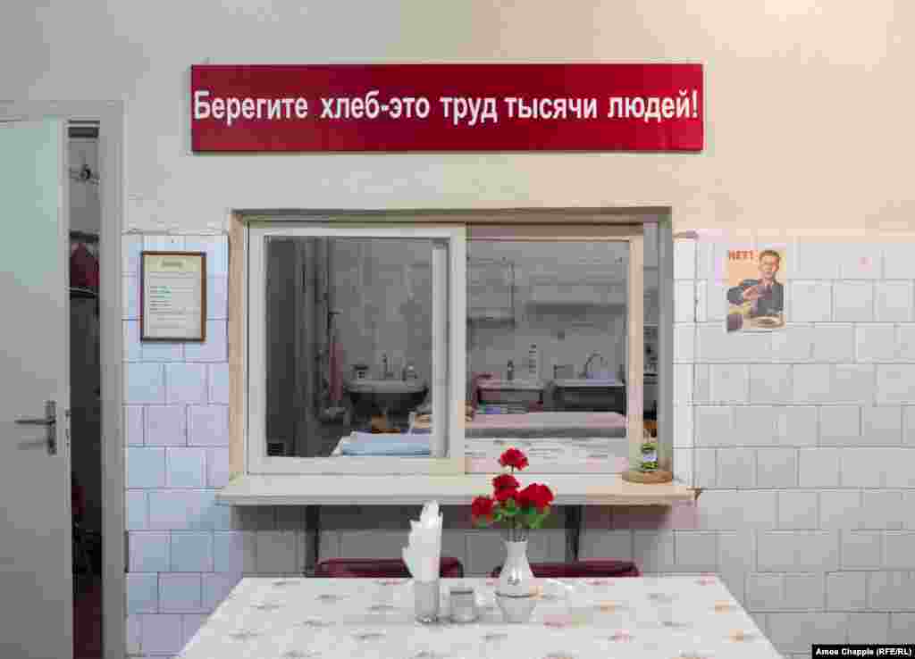 Столовая. В бункере было достаточно запасов, чтобы прокормить 250 человек в течение трех месяцев. Вряд ли кто-то думал о том, что в случае ядерной войны этот пропагандистский лозунг приобрел бы на самом деле зловещее содержание. 