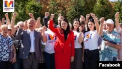 Лидер партии Moldova Mare Виктория Фуртунэ и её сторонники