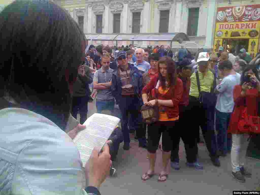 Гражданские активисты на Старом Арбате  по очереди зачитывают закон о полиции
