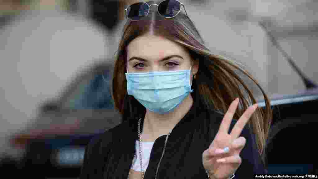 Татьяна, 17 лет. Студентка Виртуальное общение девушке уже надоело: «Общения с друзьями не хватает. Очень надоело сидеть дома». Татьяна признается, что из-за карантина потеряла работу – девушка работала продавцом-консультантом в женском магазине. Дистанционное обучение Татьяне дается нелегко: «Очень много задают и много требуют». Девушка надеется, что все окружающие будут придерживаться норм карантина и он скоро закончится