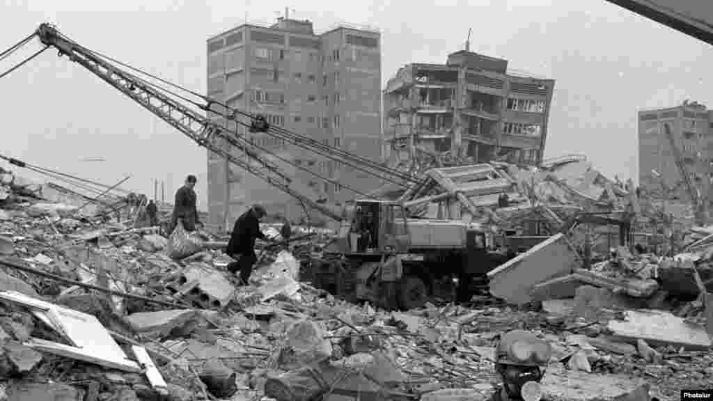 Декабрь 1988 года: землетрясение в Армении. Меньше чем за 20 секунд в груды развалин превращаются целые жилые кварталы. Специальные укрепляющие стержни, используемые при строительстве домов в сейсмоопасных районах, были ранее украдены и проданы на «черном рынке». Погибли более 30 тысяч человек.  
