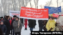 Участник митинга за отставку главы Республики Хакасия с транспарантом