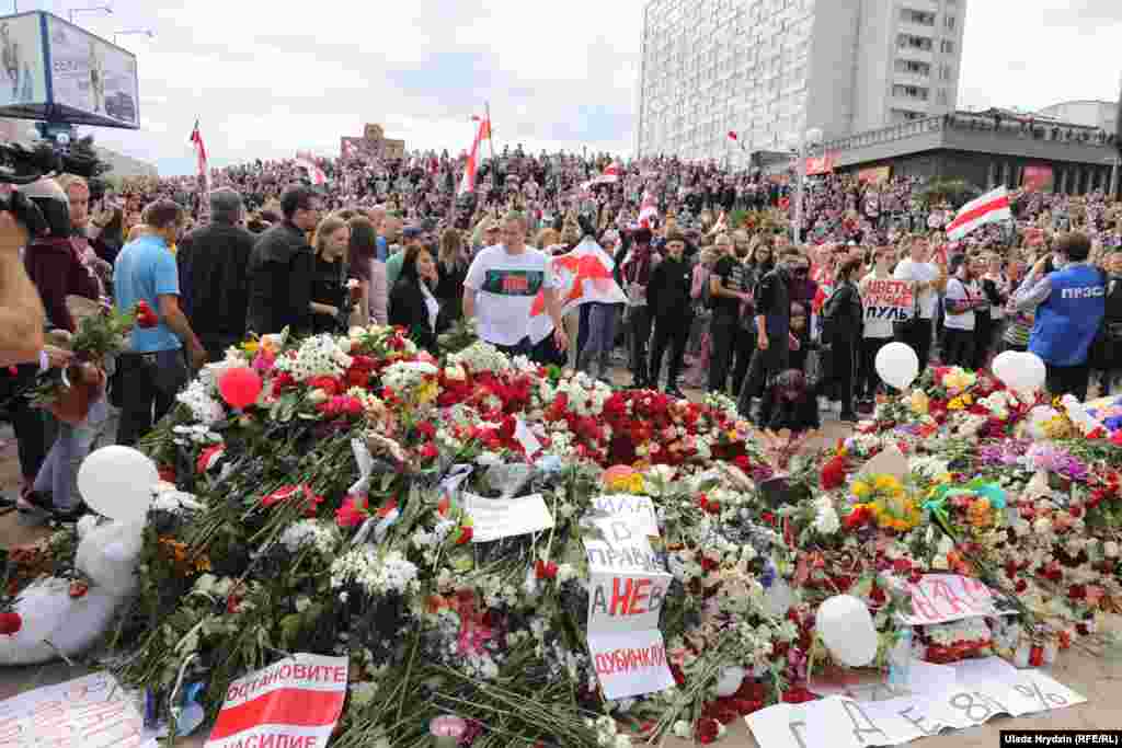 На місці прощання громадськості з Олександром Тарайковським вивісили біло-червоно-білий прапор Білорусі довжиною в понад три метри на крамниці неподалік готелю «Орбіта» в Мінську. Приходять тисячі людей. Одні приходять, інші відходять. Вони кладуть квіти. Прийшли також білоруський співак Макс Корж та телеведучий Юрій Жигамонт