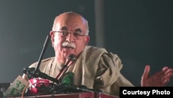 محمود خان اڅکزی يوې غونډې ته وينا کوي