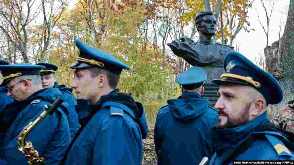 Показовий оркестр 38 об'єднаного центру Повітряних Сил Збройних Сил України виконав кримськотатарський народний танець – Хайтарму