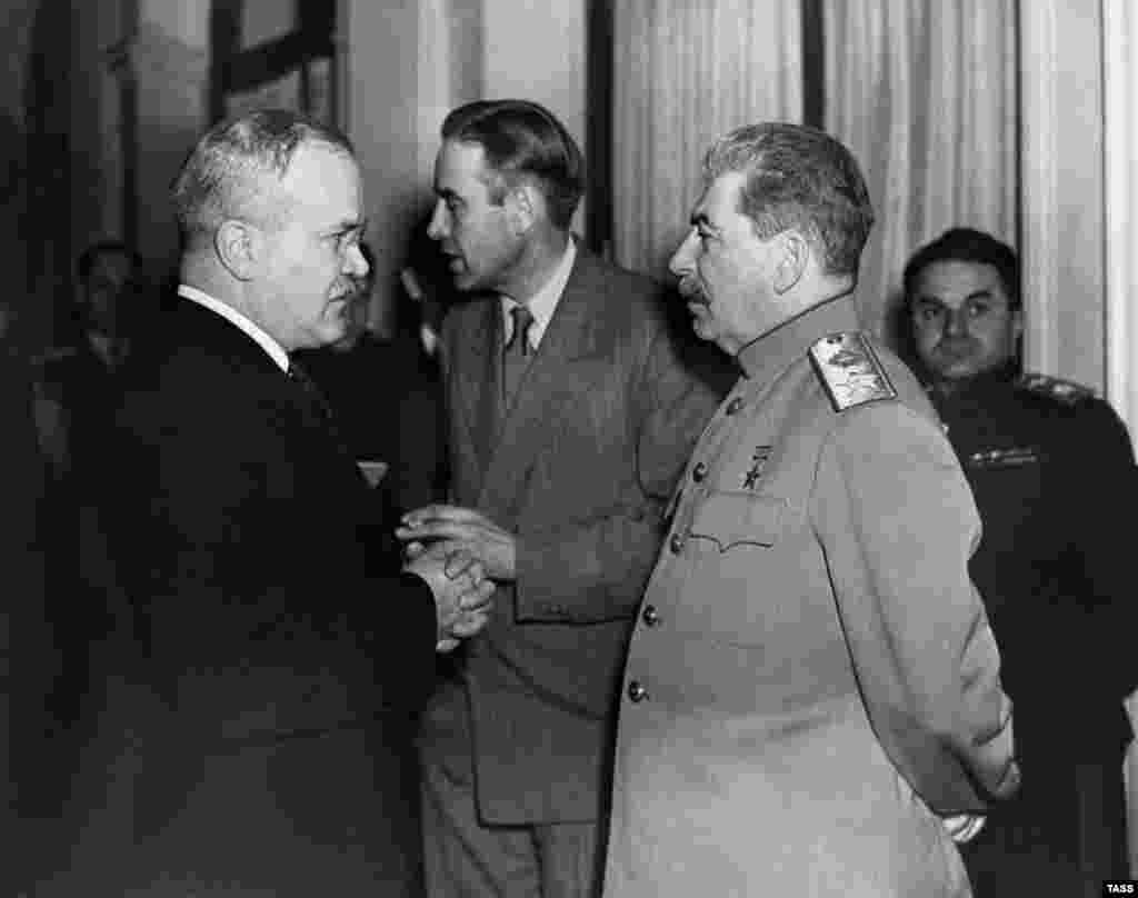 В'ячеслав Молотов (ліворуч), посол США в СРСР Вільям Гарріман і Йосип Сталін розмовляють під час Ялтинської конференції