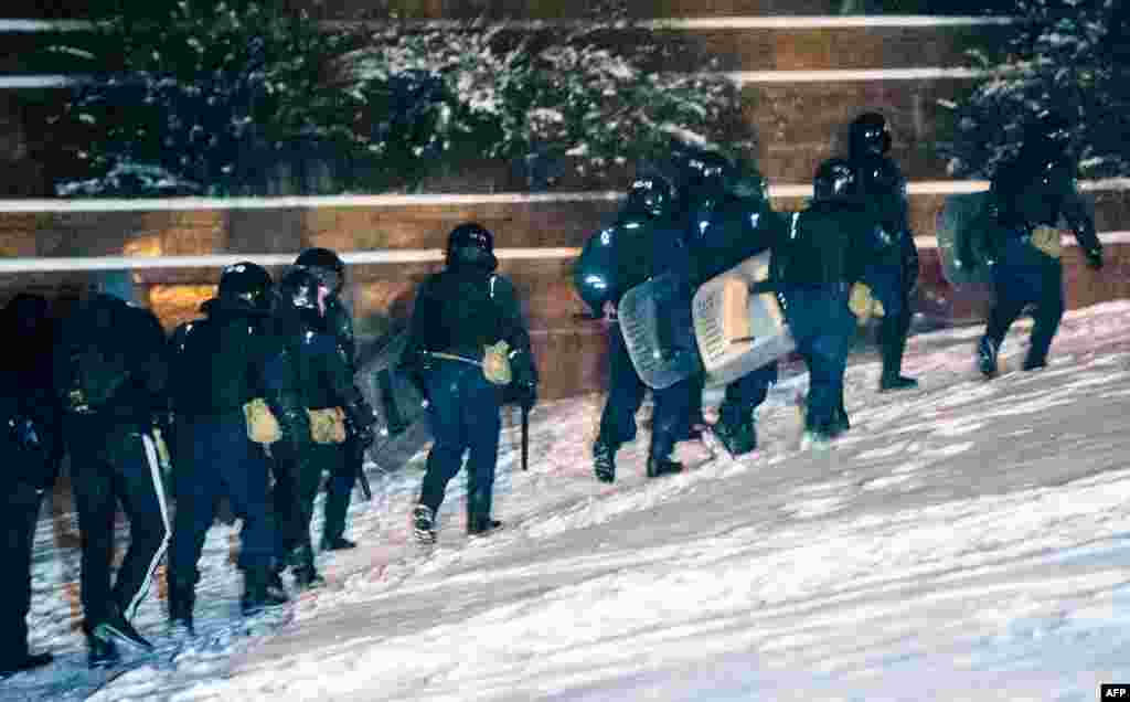 Police leave Ukrainian House after opposition supporters had stormed the building and ousted them from the premises in fresh clashes.