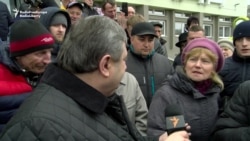 Protesters In Belarusian City Meet Regional Official, Call For Better Work Conditions Protesters In Belarusian City Meet Regional Official, Call For Better Work Conditions