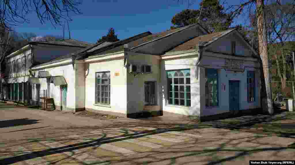 Усадьба Бороздиных-Давыдовых в селе Каштановое под Симферополем. Землю в этом месте для строительства имения получил граф Николай Семенович Мордвинов, имевший много земельных наделов на полуострове. Впоследствии в в 1802 году предприимчивый граф продал «имение вместе с душами» Андрею Михайловичу Бороздину. Тот сразу отказал в аренде земли местным крымским татарам и привез в Саблы 90 семей (549 человек) своих крепостных из Киевской губернии, а для обустройства имения пригласил из Франции господина де Сера