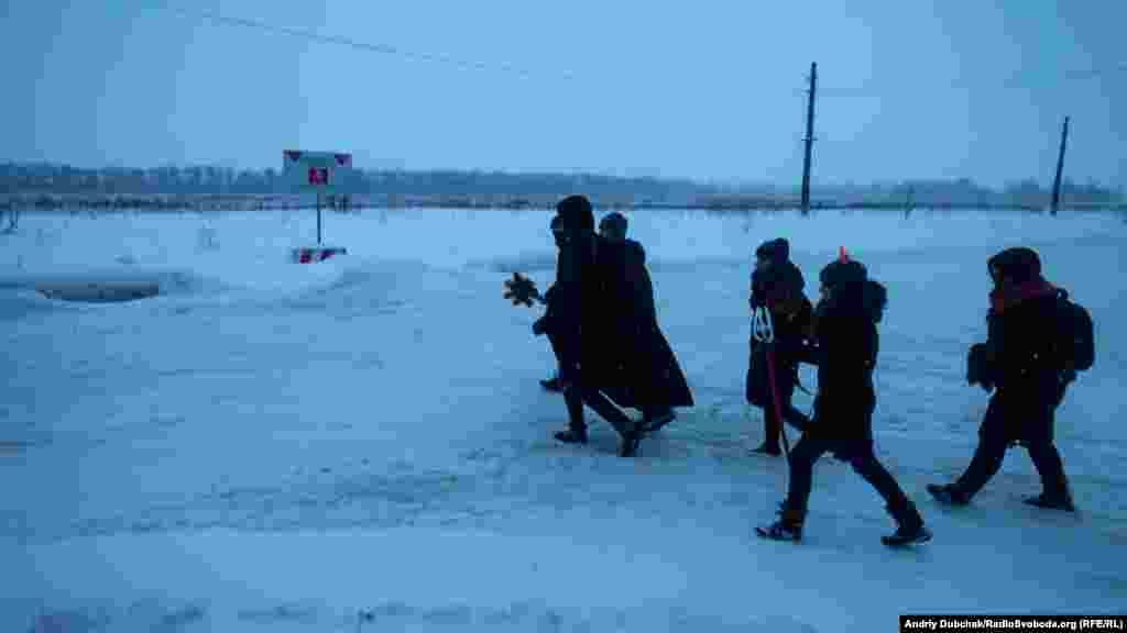 Коли вже майже стемніло, діти пішли колядувати на «стару» Авдіївку. Дорогою пройшли повз заміноване поле за яким передова, а далі – Донецький аеропорт