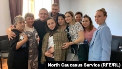 Ахра Авидзба (третий слева) с близкими после оглашения приговора