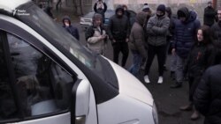 Допрос Януковича: активисты блокировали выезд экс-«беркутовцев» из Лукьяновского СИЗО в Киеве (видео) Допрос Януковича: активисты блокировали выезд экс-«беркутовцев» из Лукьяновского СИЗО в Киеве (видео)
