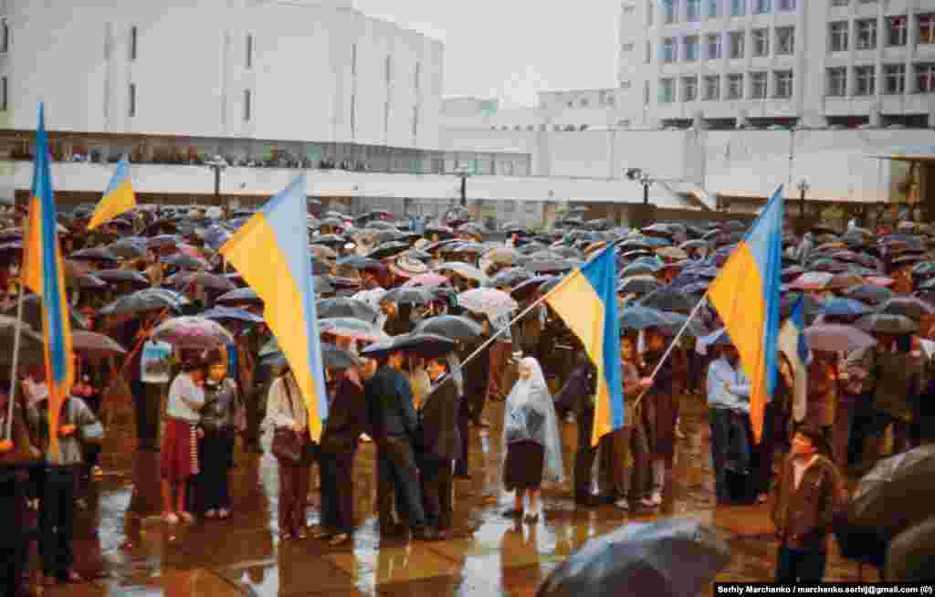 І в дощ люди залишалися біля будівлі, де проходив установчий з'їзд НРУ, слухаючи голосову трансляцію