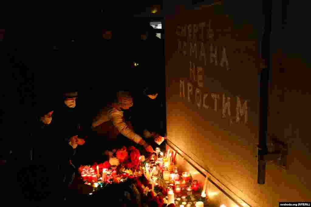 Надпись на стене: «Смерти Романа не простим»