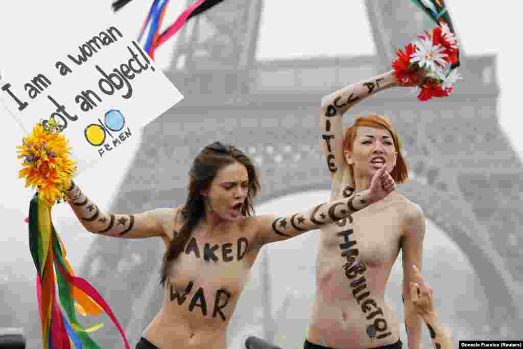 Шачко (слева) во время протеста против сексизма в исламе, Париж, 2012 год. 